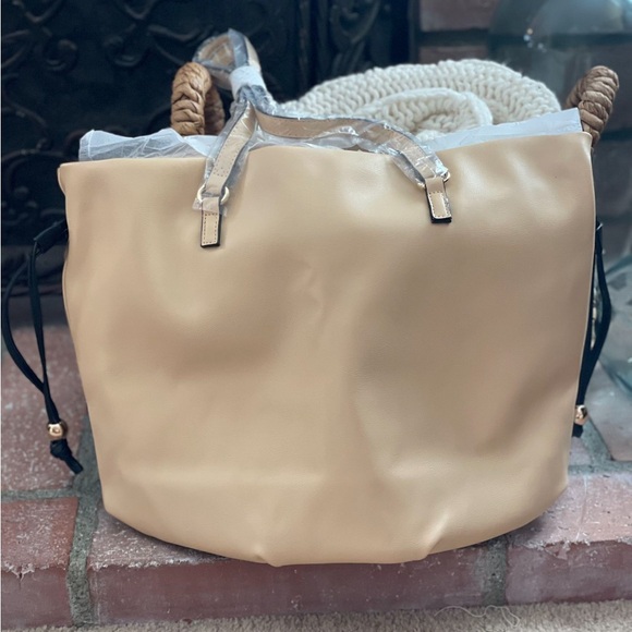 Beige Vitoria Secret tote - Picture 1 of 3